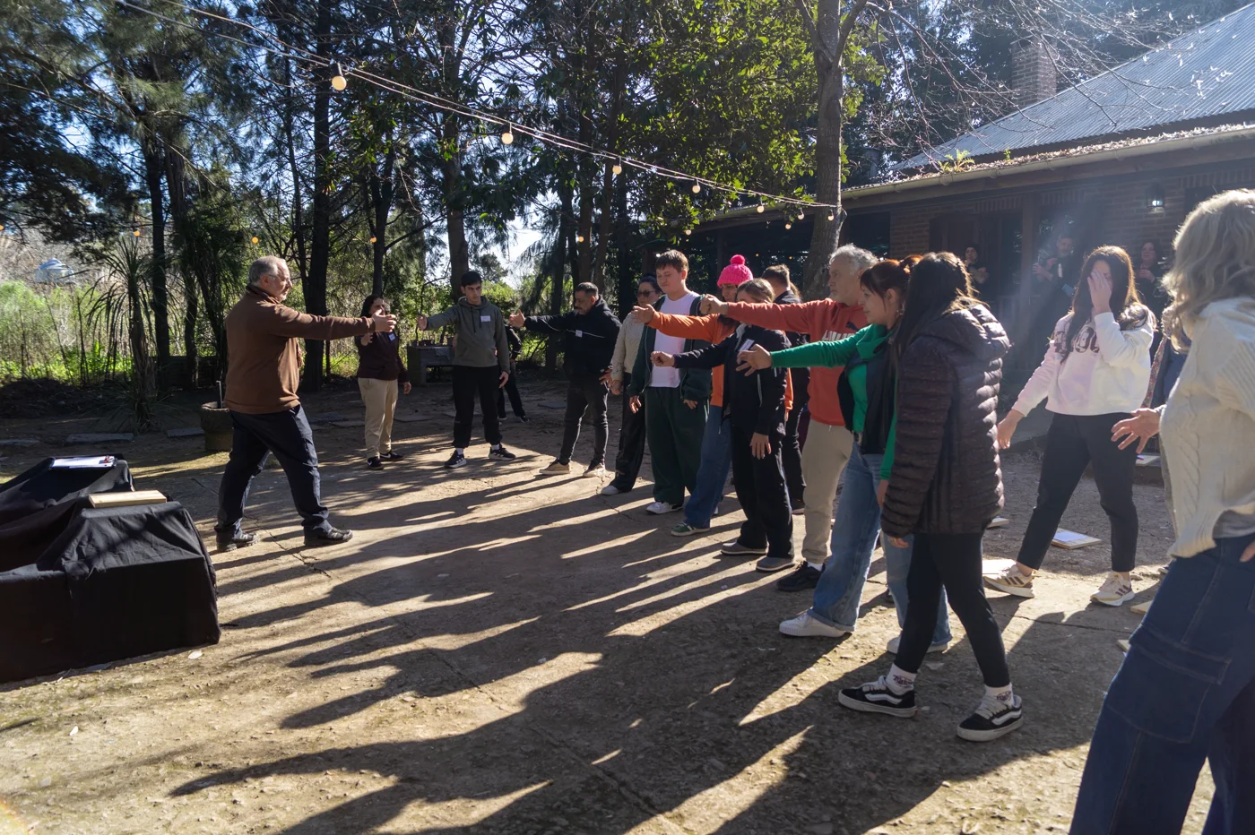 Dinámica grupal al aire libre. Fotografía real de una edición anterior de UMBRAL.