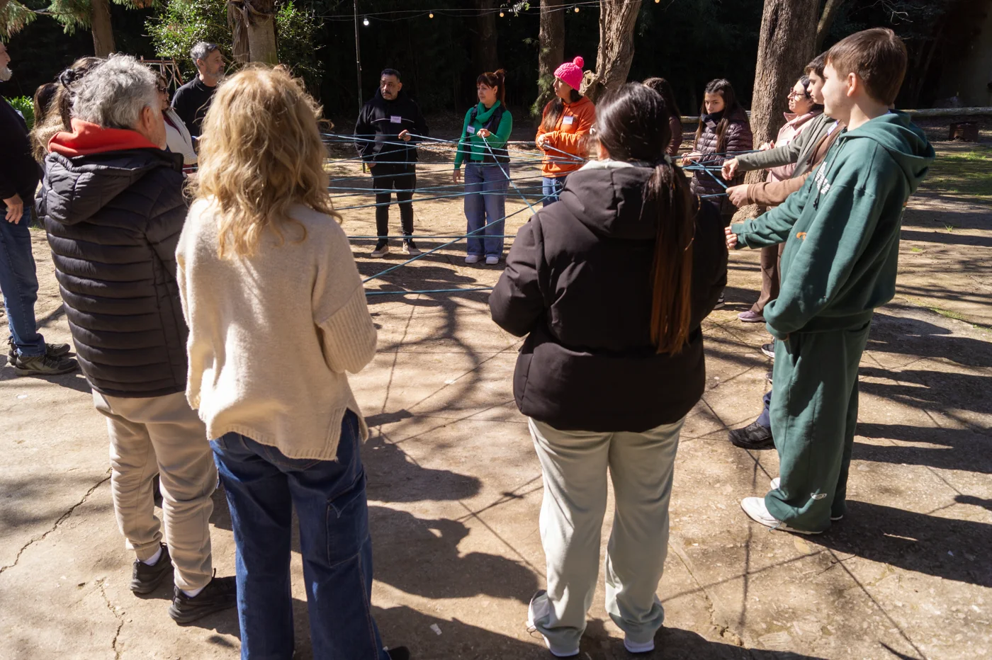 El grupo en movimiento. Fotografía real de una edición anterior de UMBRAL.